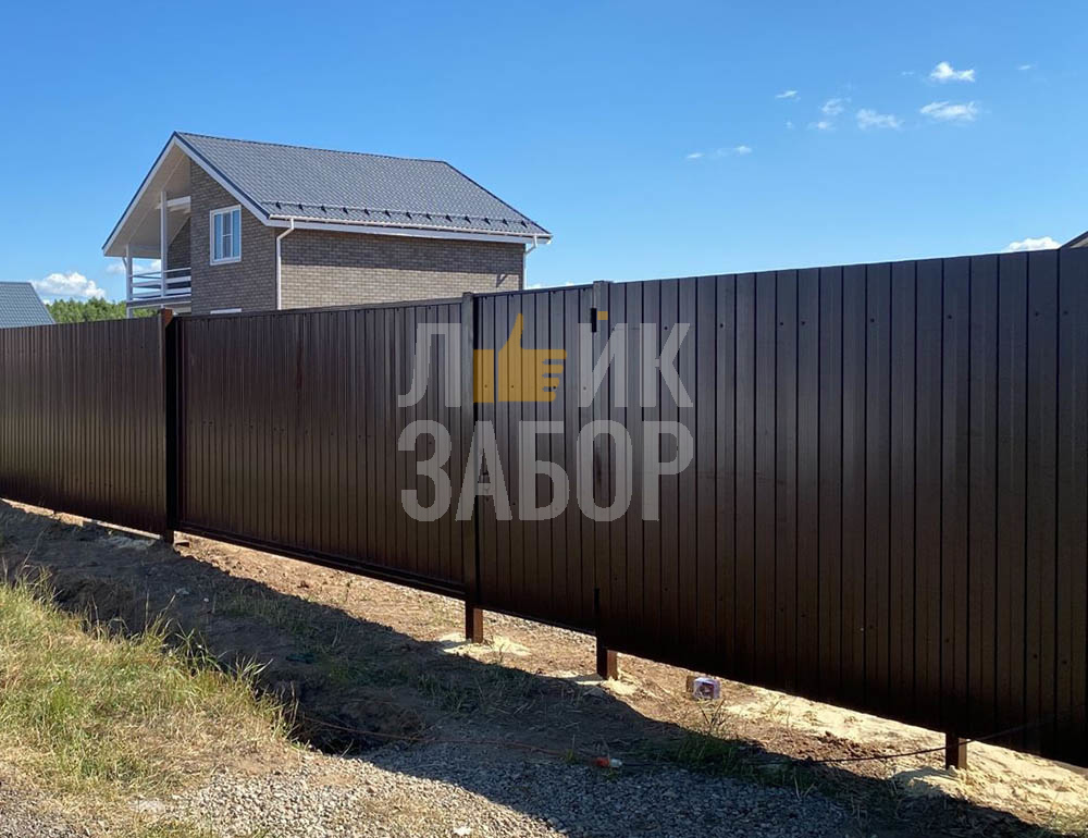 Забор из профнастила коричневый