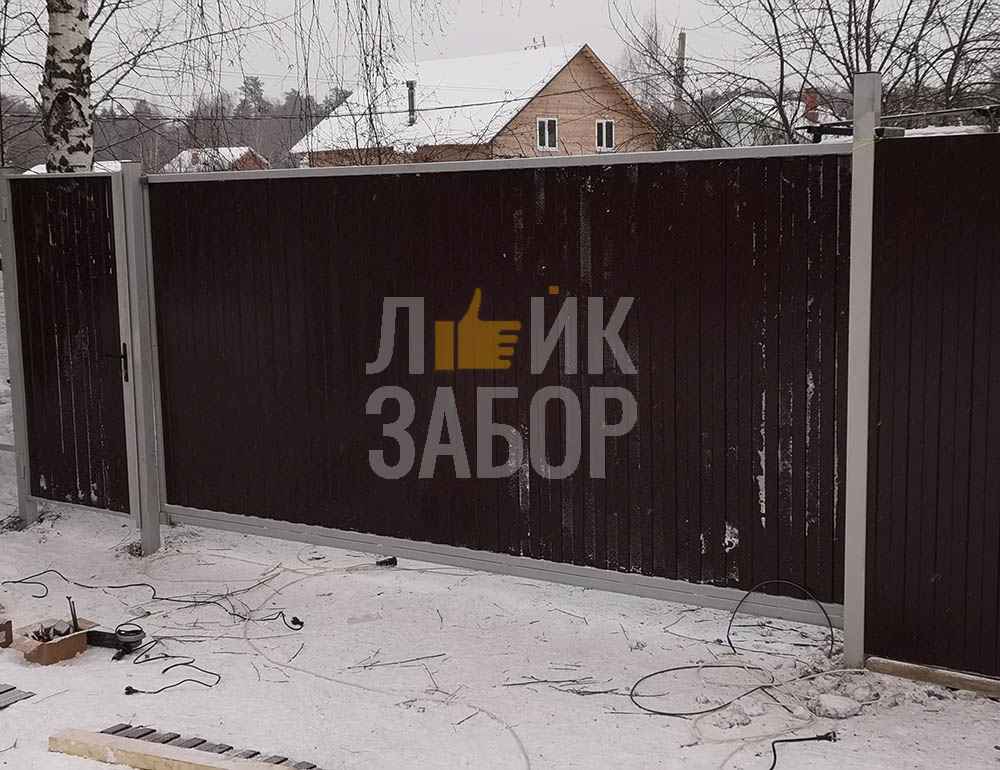 Забор из профнастила с воротами и калиткой
